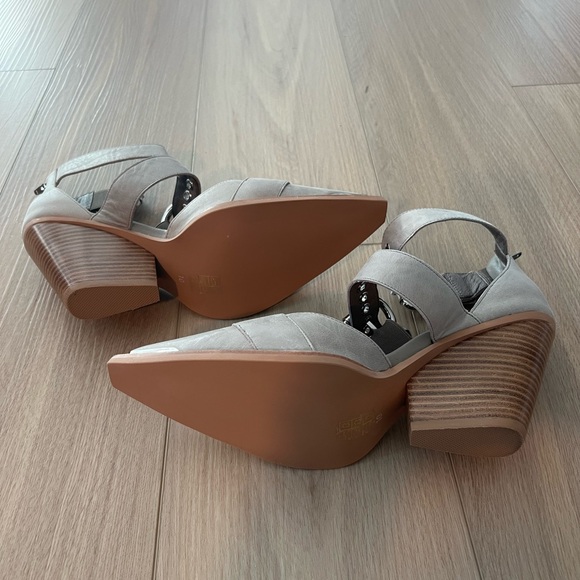 Jeffrey Campbell Hendrix - Picture 3 of 8